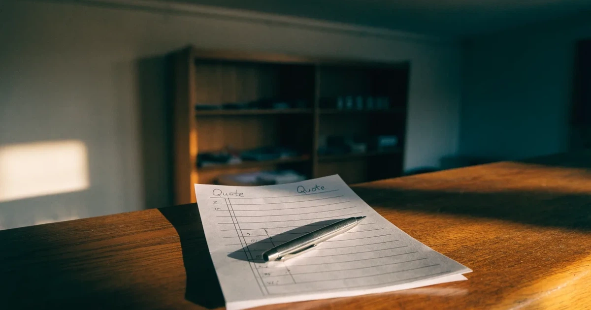 Ein leerer Wettschein aus Papier liegt neben einem Stift auf einer hölzernen Theke, weiches Licht fällt von der Seite ein.